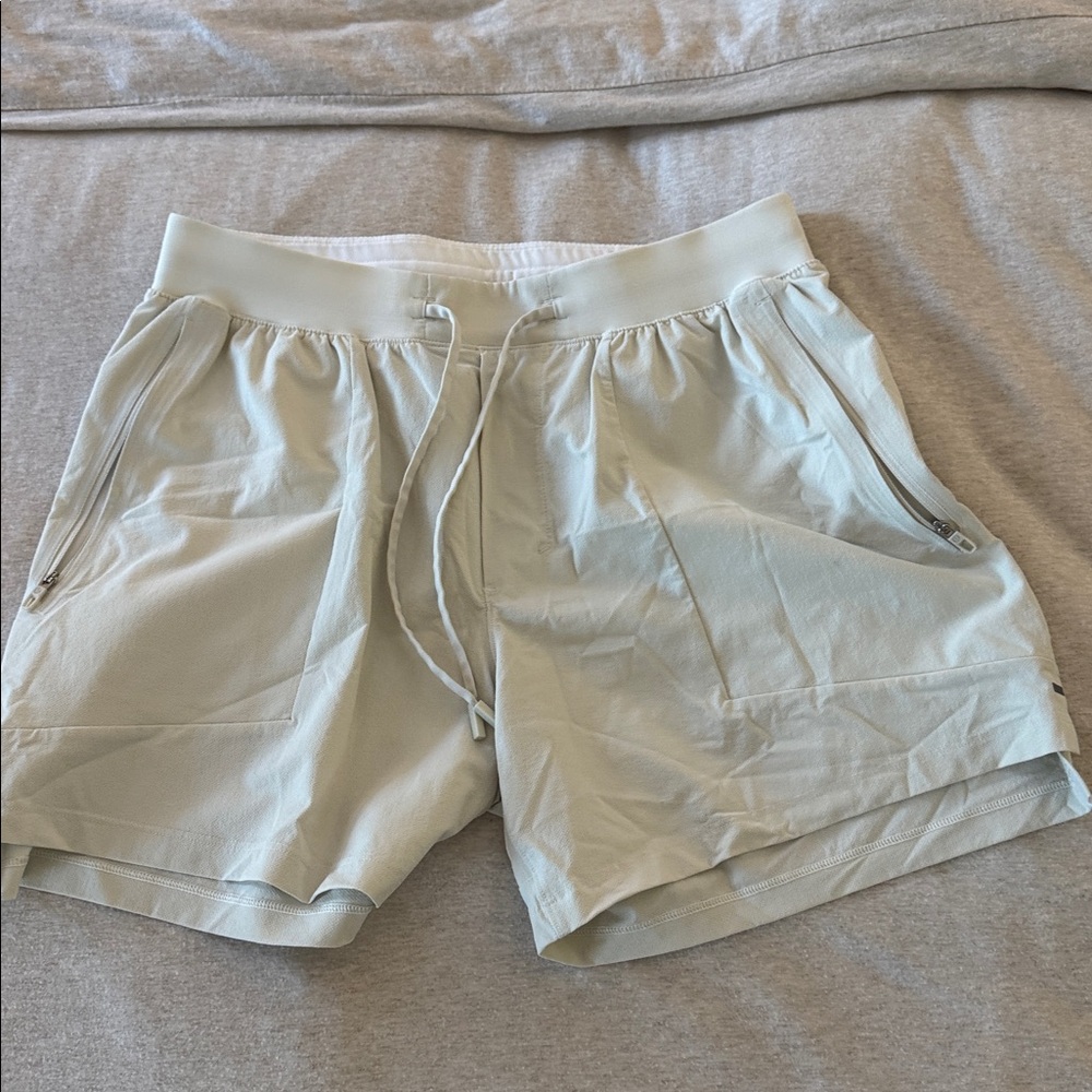Lululemon Mens License to Train Short Size M Athletic Workout 3 excellent cond - Picture 2 of 8